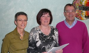 Schulleiterin Galetzka mit Ingrid Weiß und dem Stellvertretenden Schulleiter Reitschky