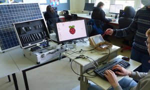 Mit viel Spaß bei der Sache: Die Schülerinnen und Schüler des Beruflichen Gymnasiums programmieren den Solar-Minicomputer. (© Breidt)
