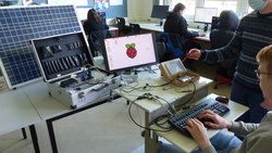 Mit viel Spaß bei der Sache: Die Schülerinnen und Schüler des Beruflichen Gymnasiums programmieren den Solar-Minicomputer. (© Breidt)