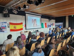 Stéphanie Bruel von der Europäischen Akademie Otzenhausen referiert zu europäischen Werten im Unterricht