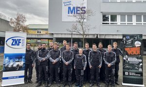 Die Teilnehmer des „Deutschen Meisterschaft im Handwerk – German Craft Skills“ mit der neuen Arbeitskleidung des Zentralverband Karosserie- und Fahrzeugtechnik.